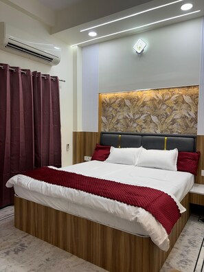 2 bedrooms, desk, WiFi, bed sheets