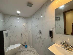 Dusj, bidé, håndklær og såpe