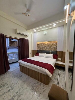 2 bedrooms, desk, WiFi, bed sheets