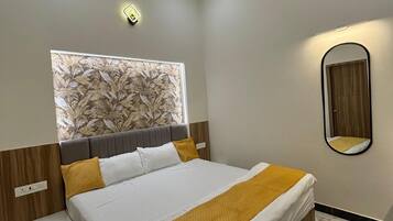 2 bedrooms, desk, WiFi, bed sheets
