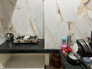 Kjøleskap, kokeplater, vannkoker og kjøkkenutstyr