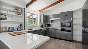 Geladeira, micro-ondas, fogão, cooktop