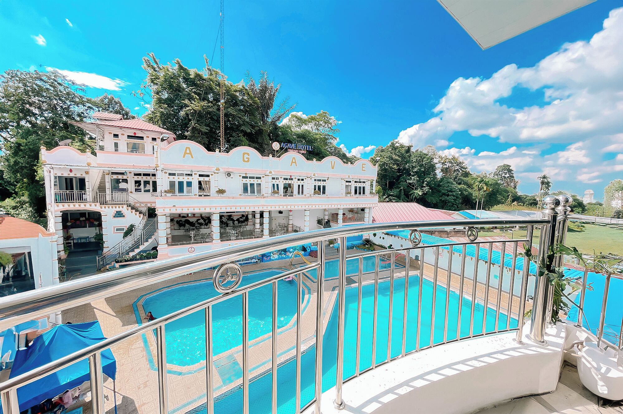 Hotel com área de piscina, espaço coberto para relaxar ao ar livre e vista para a paisagem circundante.