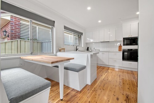 Morgan Abode - Walk to CBD, Modern Escape