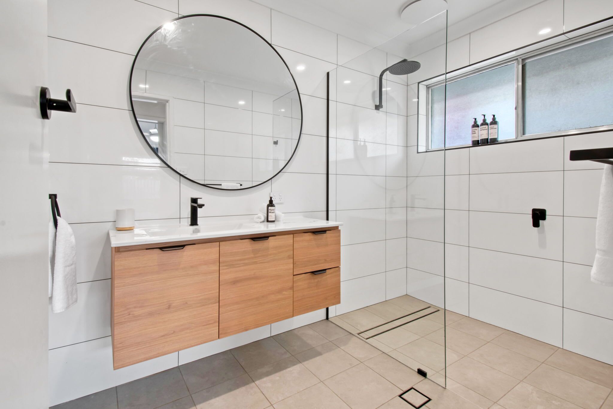 Douche, sèche-cheveux, serviettes fournies, shampoing