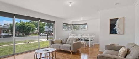 Una televisión, una oficina