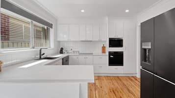 Geladeira, micro-ondas, fogão, cooktop