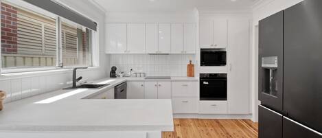 KĂŒhlschrank, Mikrowelle, Ofen, Herdplatte