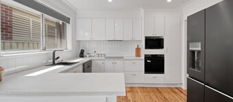 Morgan Abode - Walk to CBD, Modern Escape