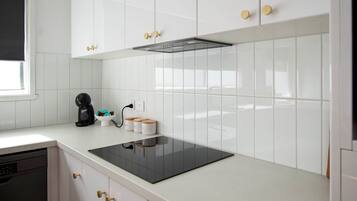 Kjøleskap, mikrobølgeovn, ovn og kokeplater