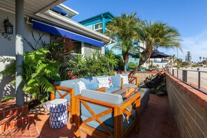 Terrace/patio - Bayfront 1-BR with Stunning View Steps to the Sand and Free Parking (San Diego)