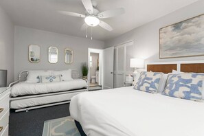 1 Schlafzimmer, Schreibtisch, Bügeleisen/Bügelbrett, Reisekinderbett