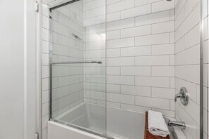 Hair dryer, towels - Bayfront 1-BR with Stunning View Steps to the Sand and Free Parking (San Diego)