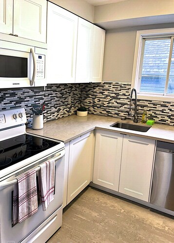 The Cozy Home. Lovely 3 bedroom house near Restaurants, Park, Supermarket & 401"