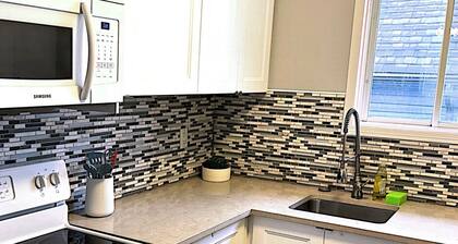 The Cozy Home. Lovely 3 bedroom house near Restaurants, Park, Supermarket & 401"