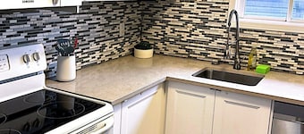 The Cozy Home. Lovely 3 bedroom house near Restaurants, Park, Supermarket & 401"