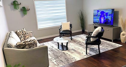The Cozy Home. Lovely 3 bedroom house near Restaurants, Park, Supermarket & 401"