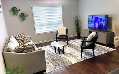 The Cozy Home. Lovely 3 bedroom house near Restaurants, Park, Supermarket & 401"