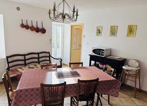 Dining - Provençal house with private pool
LOU MAS PEYRETTES (Camaret-sur-Aigues)
