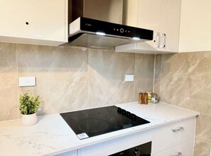 Frigorífico, microondas, horno y placa de cocina