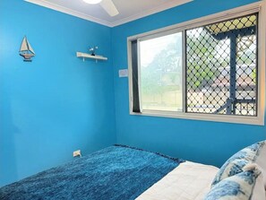 1 dormitorio, caja fuerte, escritorio y tabla de planchar con plancha