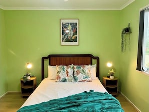 1 Schlafzimmer, Zimmersafe, Schreibtisch, Bügeleisen/Bügelbrett