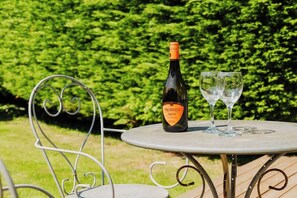 Outdoor dining - Spacious detached 4 bed, can sleep 9, Parking! (Cheshire West and Chester)