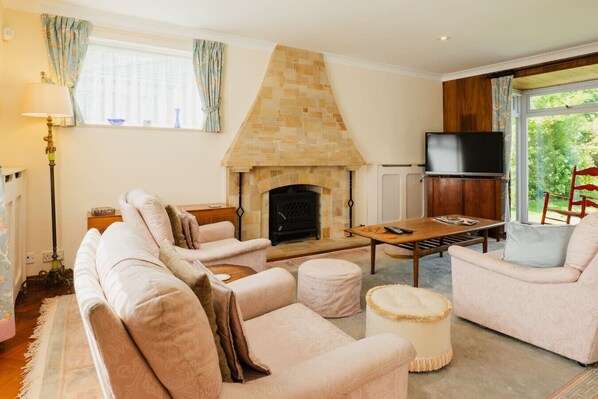 TV - Spacious detached 4 bed home (Cheshire West and Chester)