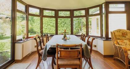Spacious detached 4 bed, can sleep 9, Parking!