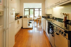 Private kitchen - Spacious detached 4 bed, can sleep 9, Parking! (Cheshire West and Chester)