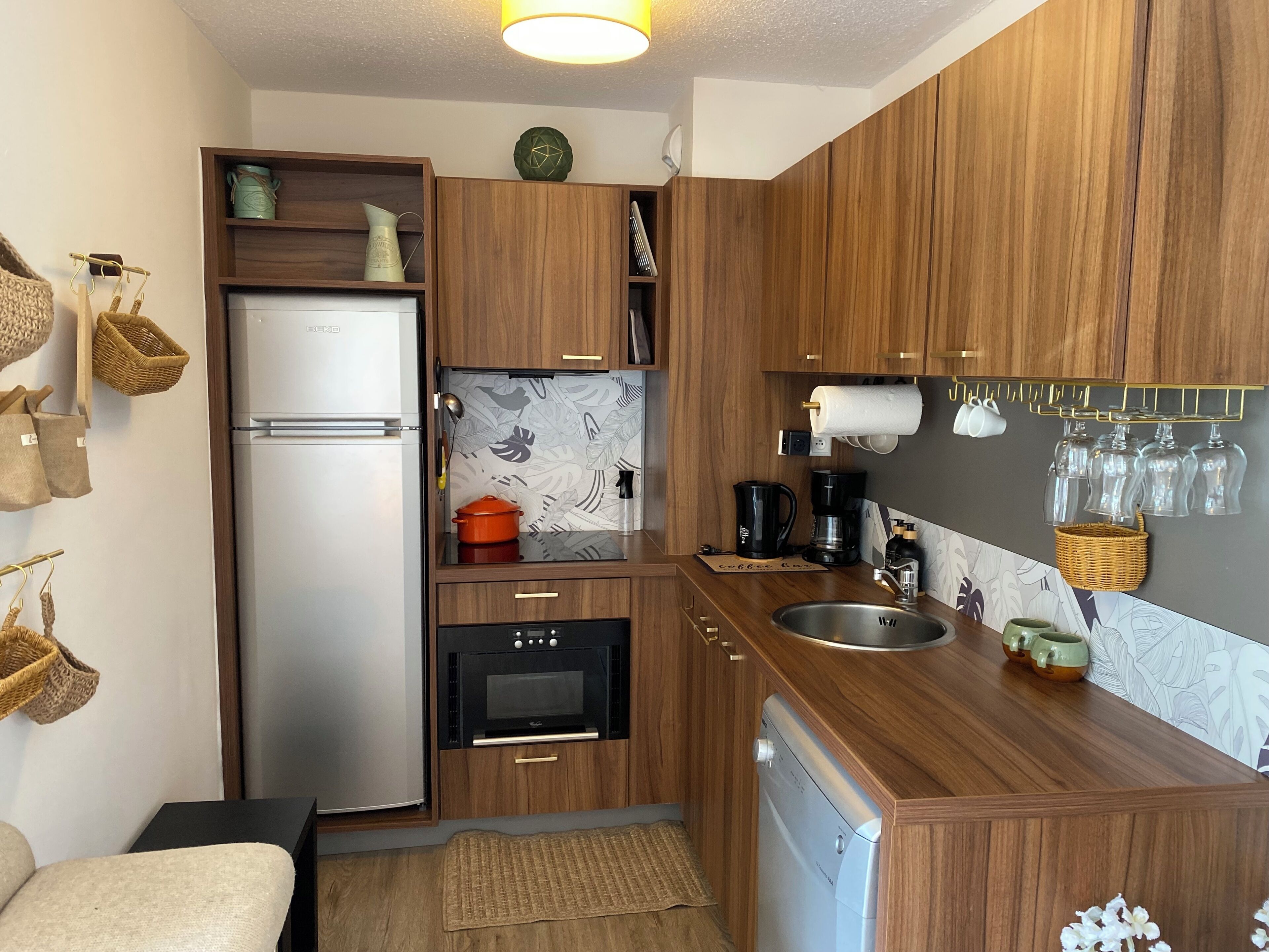 Microondas, placa de cocina y lavavajillas