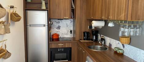 Microondas, placa de cocina y lavavajillas