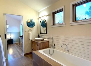 Hair dryer, towels - Mr Bass Coastal Cottage w/ Farm Views (Sunderland Bay)
