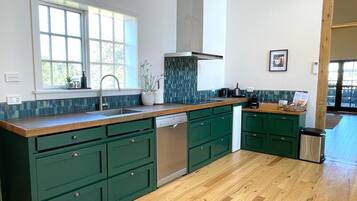 Refrigerador, microondas, horno, cafetera/tetera