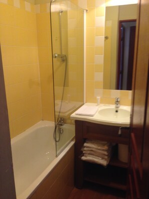 مجففات شعر، صابون، شامبو، ورق حمّام