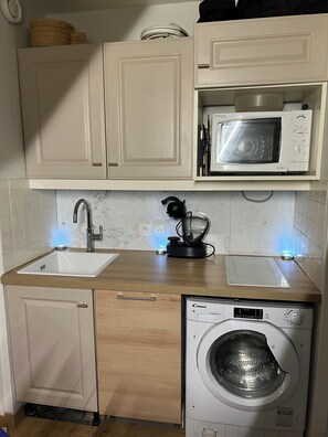 Refrigerador, microondas, placa de cocina, lavavajillas