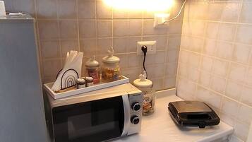 Frigorifero, microonde, piano cottura, macchina per tè/caffè