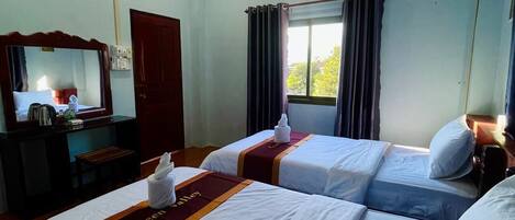 Phòng 2 giường đơn phong cách cổ điển, quang cảnh thành phố | Bàn, khu vực làm việc phù hợp cho laptop