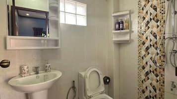 Habitació, vistes a la piscina | Bany | Dutxa, articles de tocador gratuïts, assecador de cabells i tovalloles