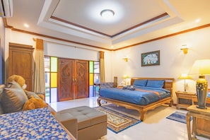 Fjölskylduherbergi - 1 stórt tvíbreitt rúm með svefnsófa - reyklaust - útsýni yfir sundlaug | Skrifborð, vinnuaðstaða fyrir fartölvur, straujárn/strauborð