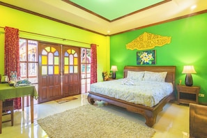 Phòng, quang cảnh hồ bơi | Bàn, khu vực làm việc phù hợp cho laptop, bàn ủi/dụng cụ ủi quần áo