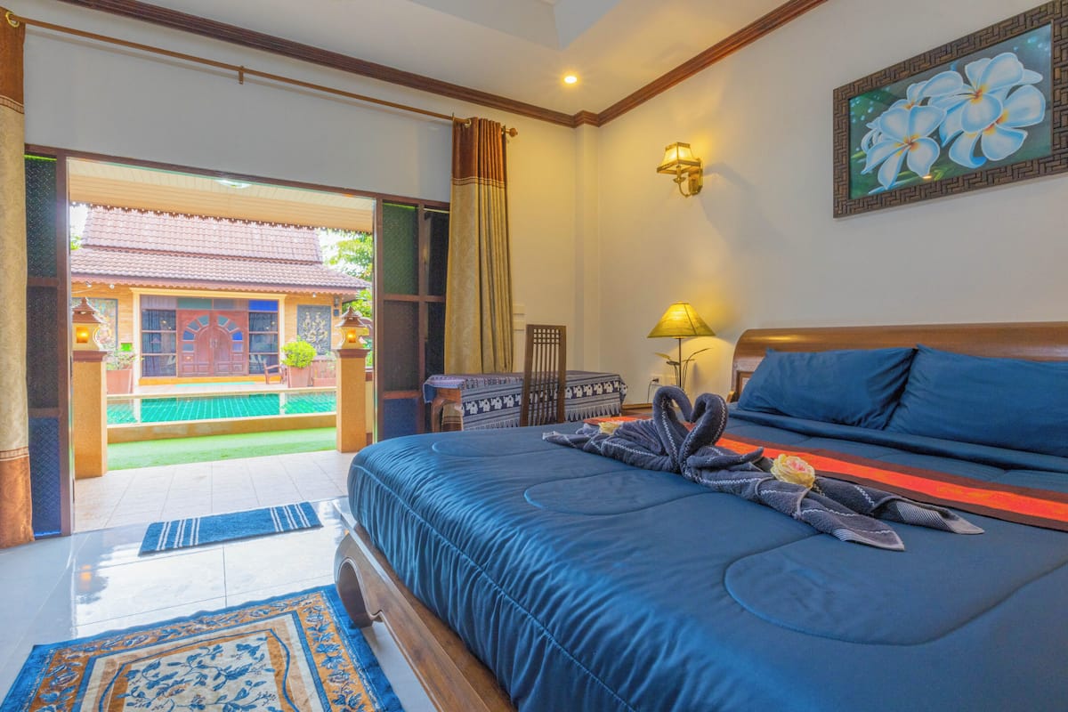 Familienzimmer, 1 King-Bett und Schlafsofa, Nichtraucher, Poolblick