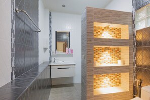 Chambre Familiale, 1 très grand lit et 1 canapé-lit, non-fumeur, vue piscine | Salle de bain