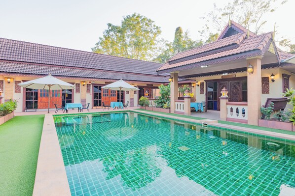 Hồ bơi ngoài trời, dù/ô trên bãi biển/hồ bơi