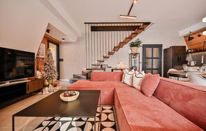 Smart TV, fireplace