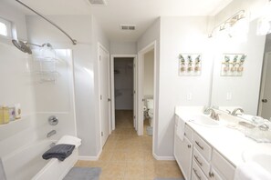 Haartrockner, Handtücher, Seife, Toilettenpapier