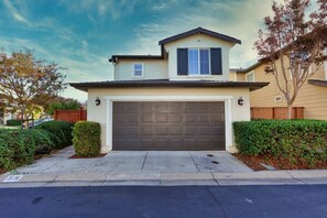 Exterior - Modern 3BR Home with New Furnishings (Fairfield)