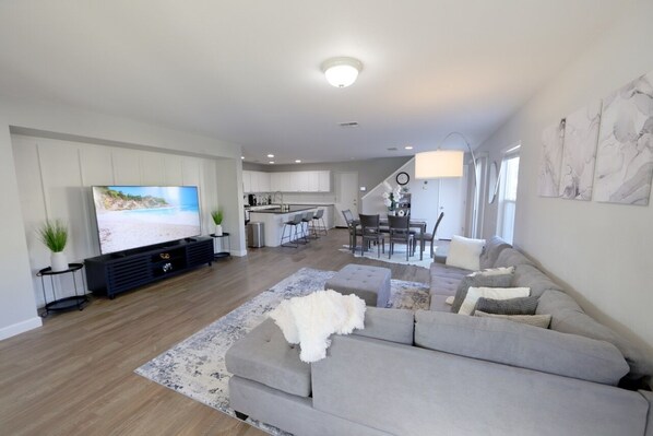 Smart TV - Modern 3BR Home with New Furnishings (Fairfield)