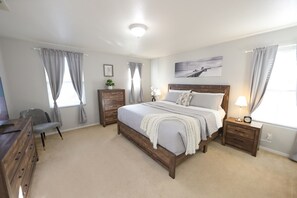 3 bedrooms, iron/ironing board, WiFi, bed sheets - Modern 3BR Home with New Furnishings (Fairfield)