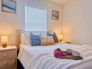 2 soverom, safe på rommet, strykejern/-brett og reiseseng for barn